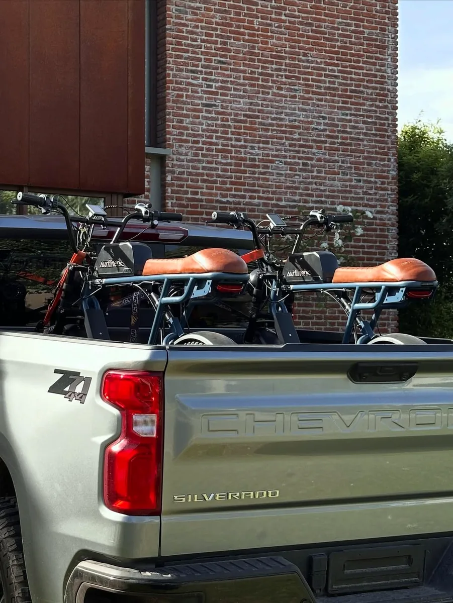 Bicicletas BONCE cargadas en la caja de una camioneta