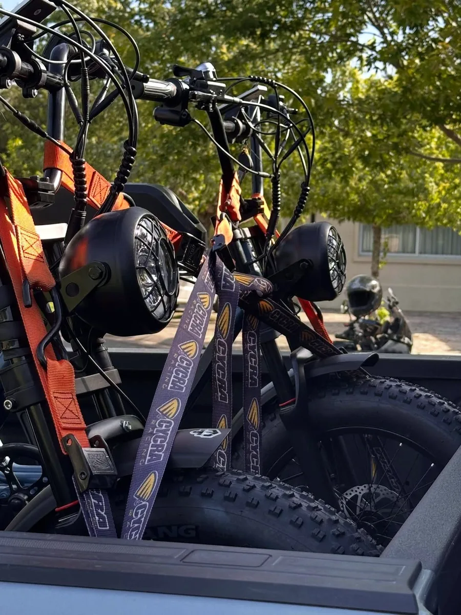 Bicicletas atadas con cinchas para el viaje